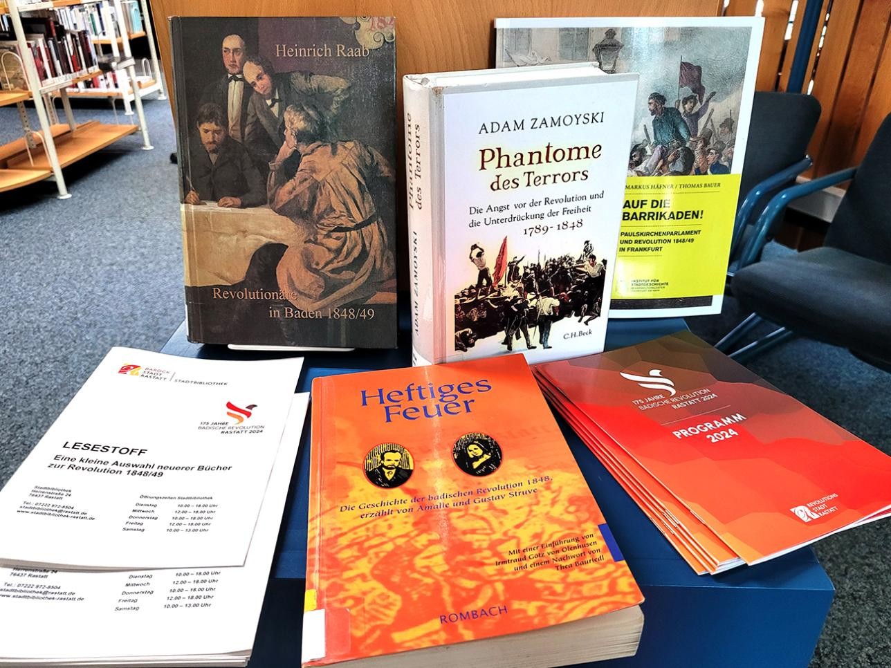 Bücher der Ausstellung in der Stadtbibliothek Rastatt zu 175 Jahre Badische Revolution