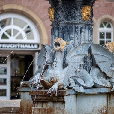 Fruchthalle à Rastatt avec la fontaine Pfeiffer devant celle-ci