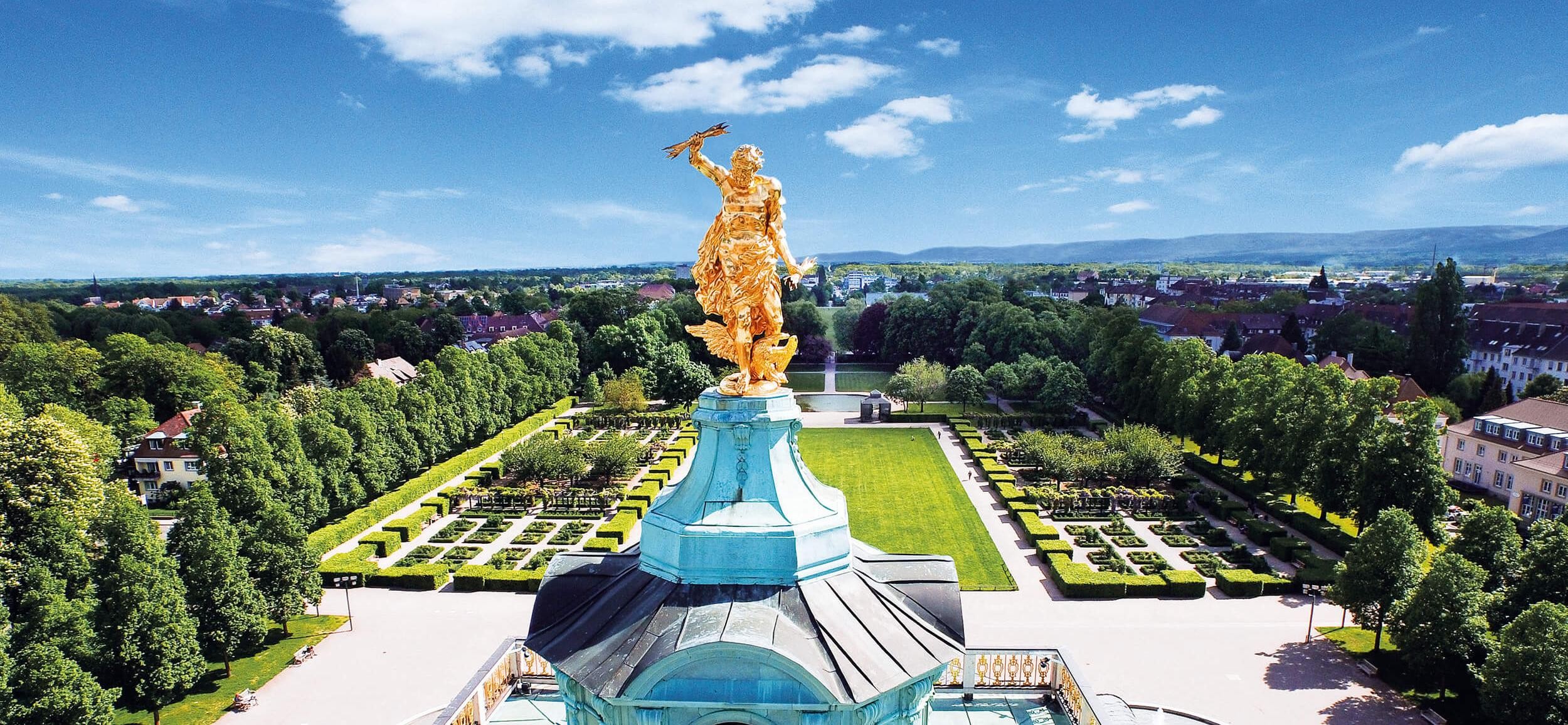 Goldener Mann auf dem Schloss in Rastatt mit Blick auf Innenstadt