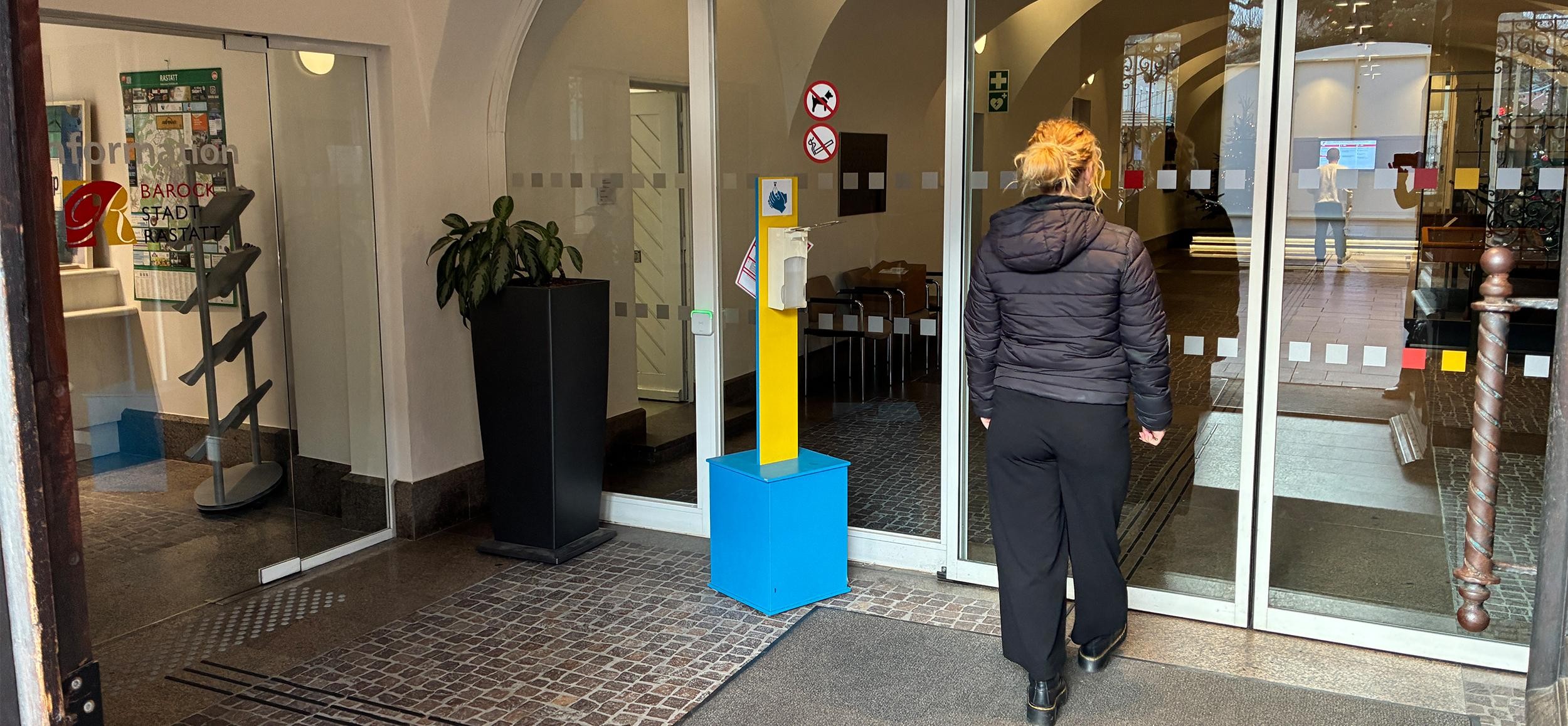 Ab Januar 2026 wird die Glasschiebetür am Haupteingang des Historischen Rathauses nur noch mit Terminnachweis geöffnet. Foto: Stadt Rastatt/Heike Bornhäußer Ab Januar 2026 wird die Glasschiebetür am Haupteingang des Historischen Rathauses nur noch mit Terminnachweis geöffnet.