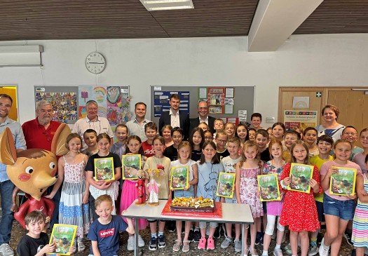 Gruppenfoto Schüler mit neuer Stadtmaus-Broschüre