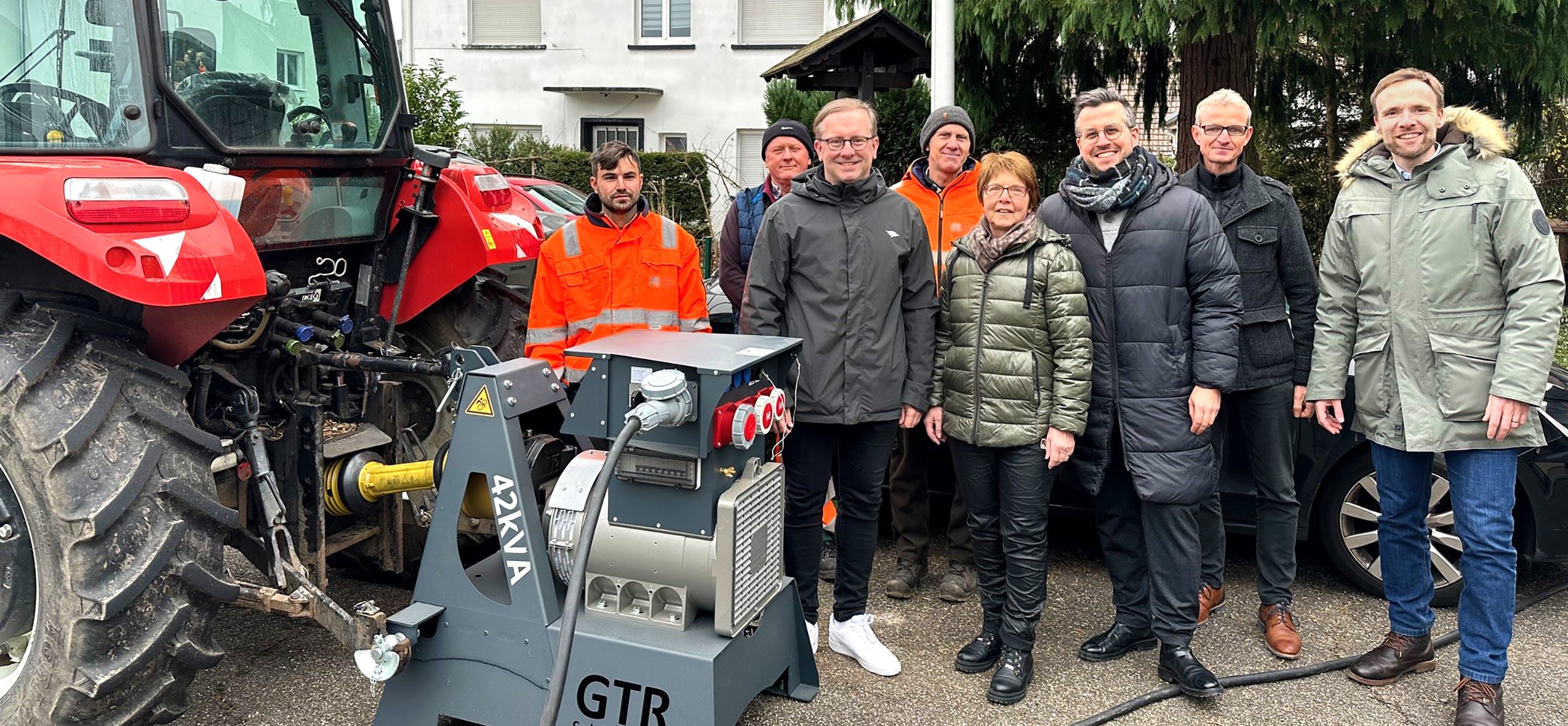 Mädchen hält Abfalleimer in der Hand