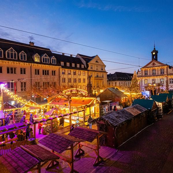 Rastatter Weihnachtsmarkt 2025: Donnerstag, 20. November bis Dienstag, 23. Dezember. Foto: Oliver Hurst Rastatter Weihnachtsmarkt auf dem Marktplatz