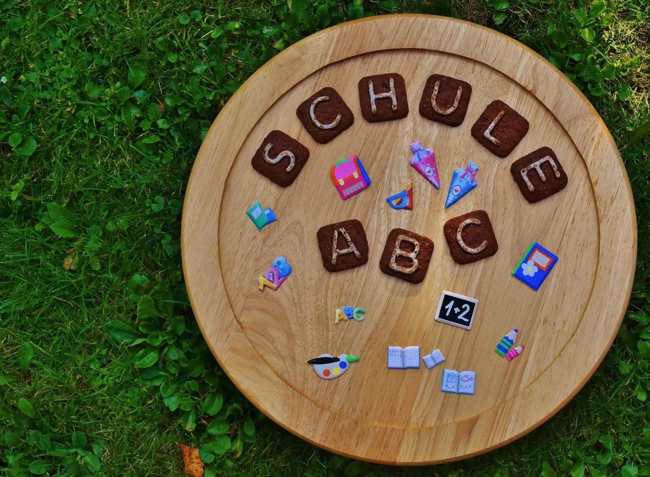 Holzkreis mit Buchstaben (Schule - ABC) und Zeichen drauf