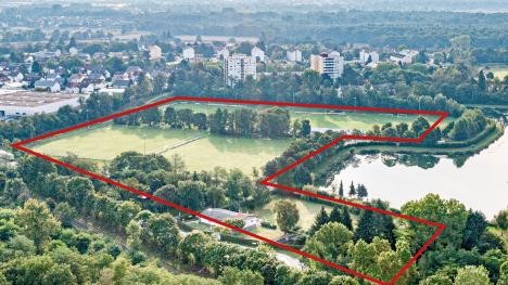 Vue aérienne du site du lac de Münchfeld avec le lac et les maisons