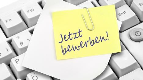 Stellenangebote Stadt Rastatt: Tastatur mit Zettel "jetzt bewerben"