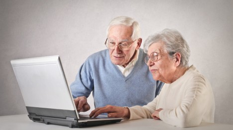 Deux seniors devant un ordinateur portable