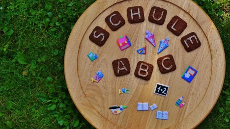 Letter combination "school" on a wooden plate