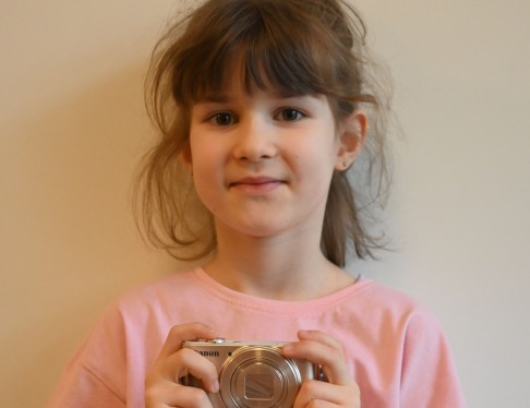 Kindergartenkind Amalia Rehakt mit Kamera in der Hand