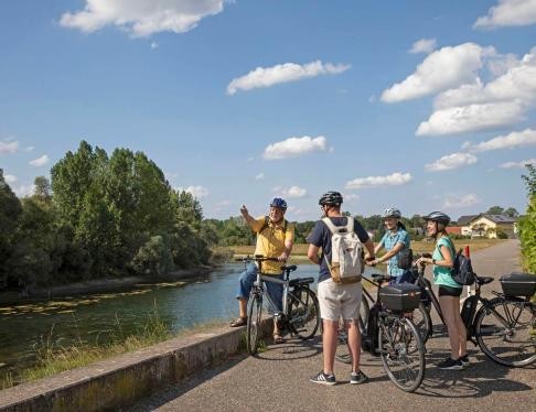 Fahrradgruppe an den Rheinauen