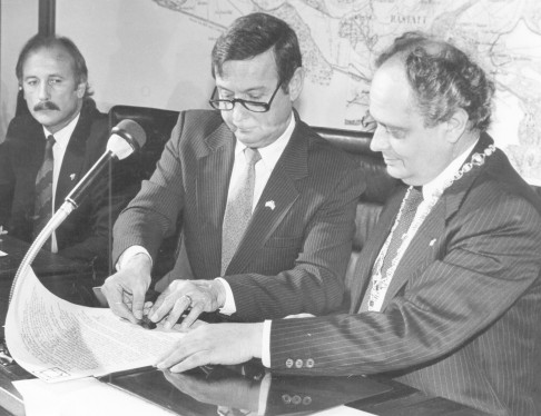 Bürgermeister a.D. Eugen Mockert, New Britains Bürgermeister a.D. William J. McNamara und der damalige Oberbürgermeister Rastatts Franz J. Rothenbiller beim unterschreiben der Städtepartnerschaftsurkunde. 