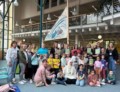 Gruppenfoto nach der Vorstellung des neuen Wimmelbuches