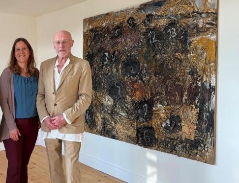 Oberbürgermeisterin Monika Müller, der weltbekannte Künstler Anselm und Ortsvorsther Pascal Uhrig Kiefer bei der Eröffnung des „Haus Kiefer“ in Ottersdorf.