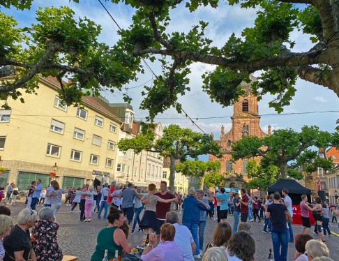 Menschen tanzen auf dem Marktplatz