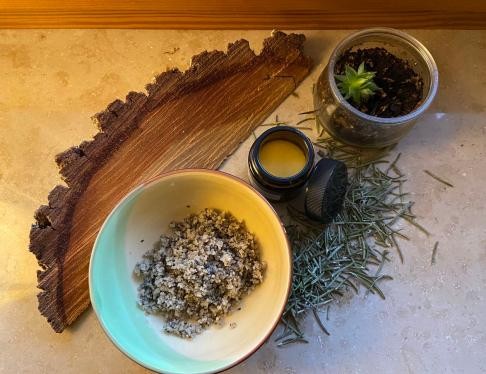 Schalen mit Naturkosmetik