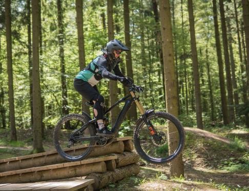 Person auf Mountainbike im Wald