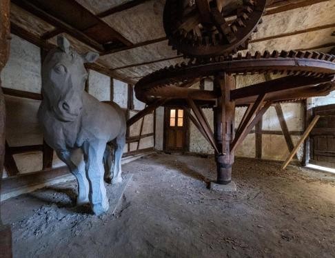 Alte Mühle im Riedmuseum mit Mühlstein und großen Mahlwerk
