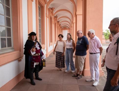 Nachtwächterführung. Gruppe steht im Schlossinnenhof