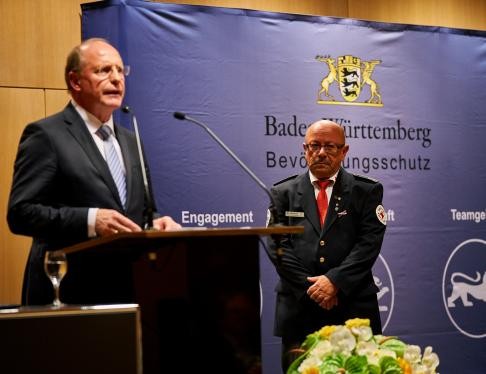Der ehemalige Staatssekretär des Innenministeriums, Wilfried Klenk, überreichte 2019 Hans-Joachim Brüssow (rechts) das Bevölkerungsschutz-Ehrenzeichen des Landes Baden-Württemberg.