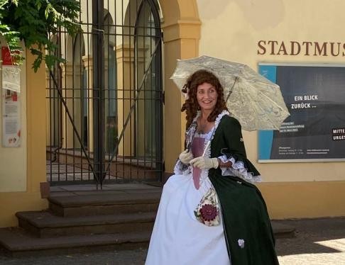 Frau im Hofdamenkostüm