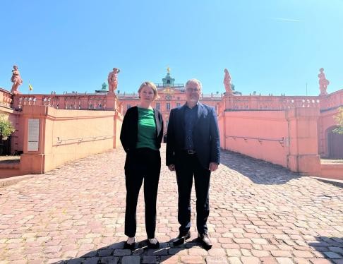 OB Hans Jürgen Pütsch und SSG-Geschäftsführerin Patricia Alberth vor dem Rastatter Schloss 