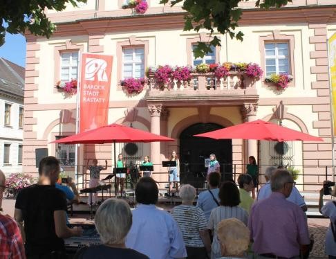 Menschen singen vor dem Rathaus
