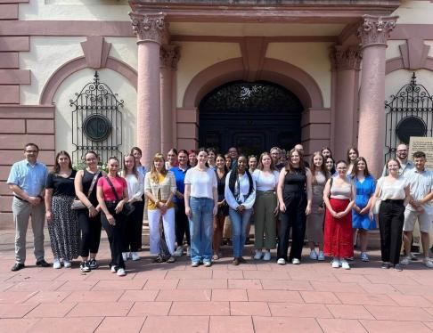 Die neuen Auszubildenden der Stadtverwaltung Rastatt mit ihren Ausbildern und Vertretern des Personalrates sowie dem Personalverantwortlichen vor dem Rathaus.