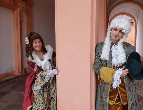 Frau und Mann in barocken Kostümen