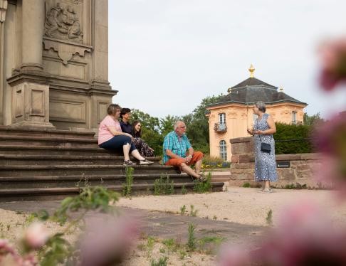 Teilnehmer einer Führung vor der Einsiedler Kapelle