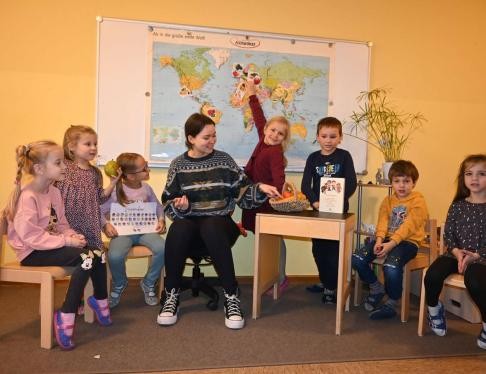 Kinder der Kita Lernwelt mit ihrer Erzhieherin Luisa Dantz