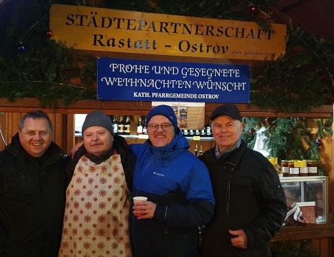 Pfarrer Ralf Dickerhof, Jan Jaburek, OB Hans Jürgen Pütsch und Heinz Marsetz vor dem Ostrov-Stand auf dem Weihnachtsmarkt