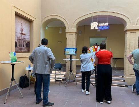 Beim zweiten internen Digitaltag der Stadt Rastatt stellten an insgesamt zwölf Ständen Mitarbeiterinnen und Mitarbeiter die digitalen Arbeitsanwendungen und Projekte der einzelnen Dienststellen vor. Darunter auch die Möglichkeit beim Glücksrad etwas zu gewinnen.