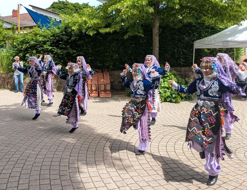 Beim Dörfel-Hock begeisterte die Folkloregruppe Lidya Sante aus Gaggenau mit einem traditionellen Tanz der ägäischen Region