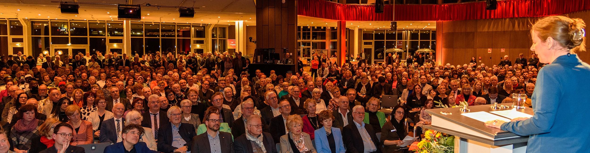 Le public et la scène avec OB Müller lors de la réception du Nouvel An à la Badner Halle