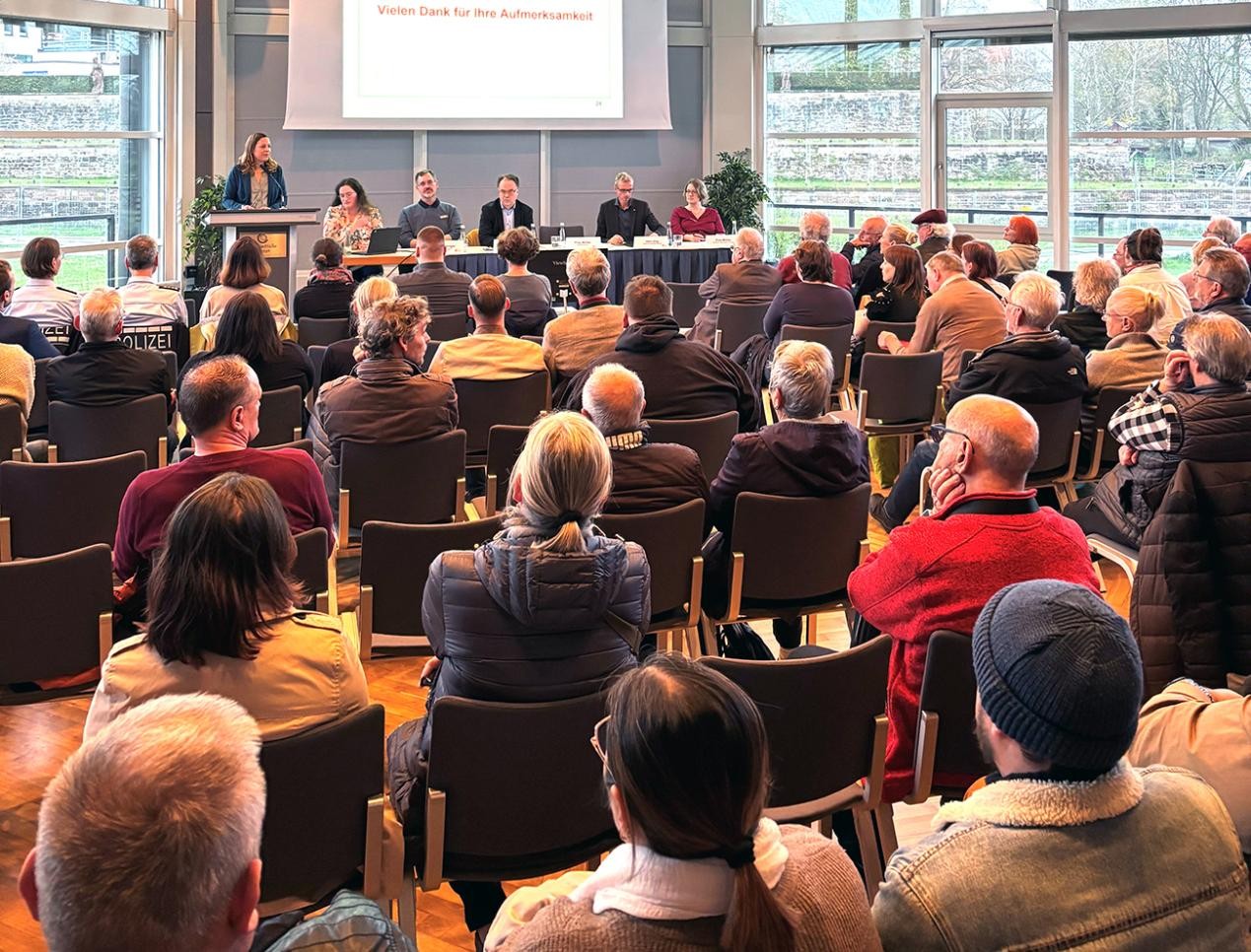 Bürger sitzen im Staffelschnatzersaal und hören OB Müller bei der Infoveranstaltung zur Unterbringung von Flüchtlingen zu