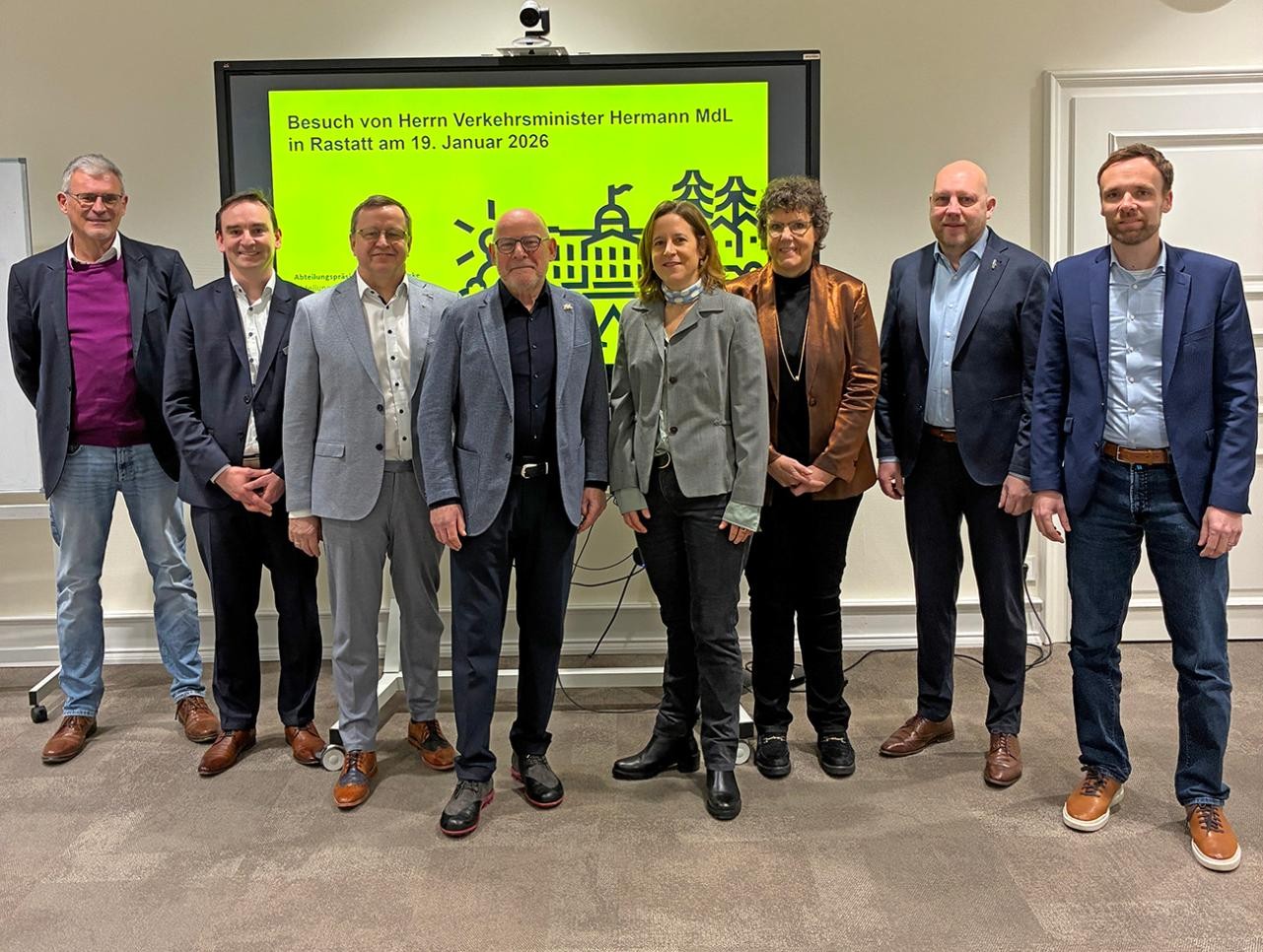 Die Mobilitätskommunen Mittelbaden sprechen mit Landesverkehrsminister Winfried Hermann (Grüne) über die dringenden Verkehrsthemen der Region. Von links: Mario Mohr (Dezernent für Mobilität, Klimaschutz und Infrastruktur/Landratsamt Rastatt), Sébastien Oser (Erster Landesbeamter/Landratsamt Rastatt), Michael Pfeiffer (Oberbürgermeister, Stadt Gaggenau), Landesverkehrsminister Winfried Hermann, Monika Müller (Oberbürgermeisterin Stadt Rastatt), Regierungspräsidentin Sylvia M. Felder (Regierungspräsidium Karlsruhe), Daniel Fritz (Erster Bürgermeister Stadt Bühl), Raphael Knoth (Erster Bürgermeister Stadt Rastatt). r
