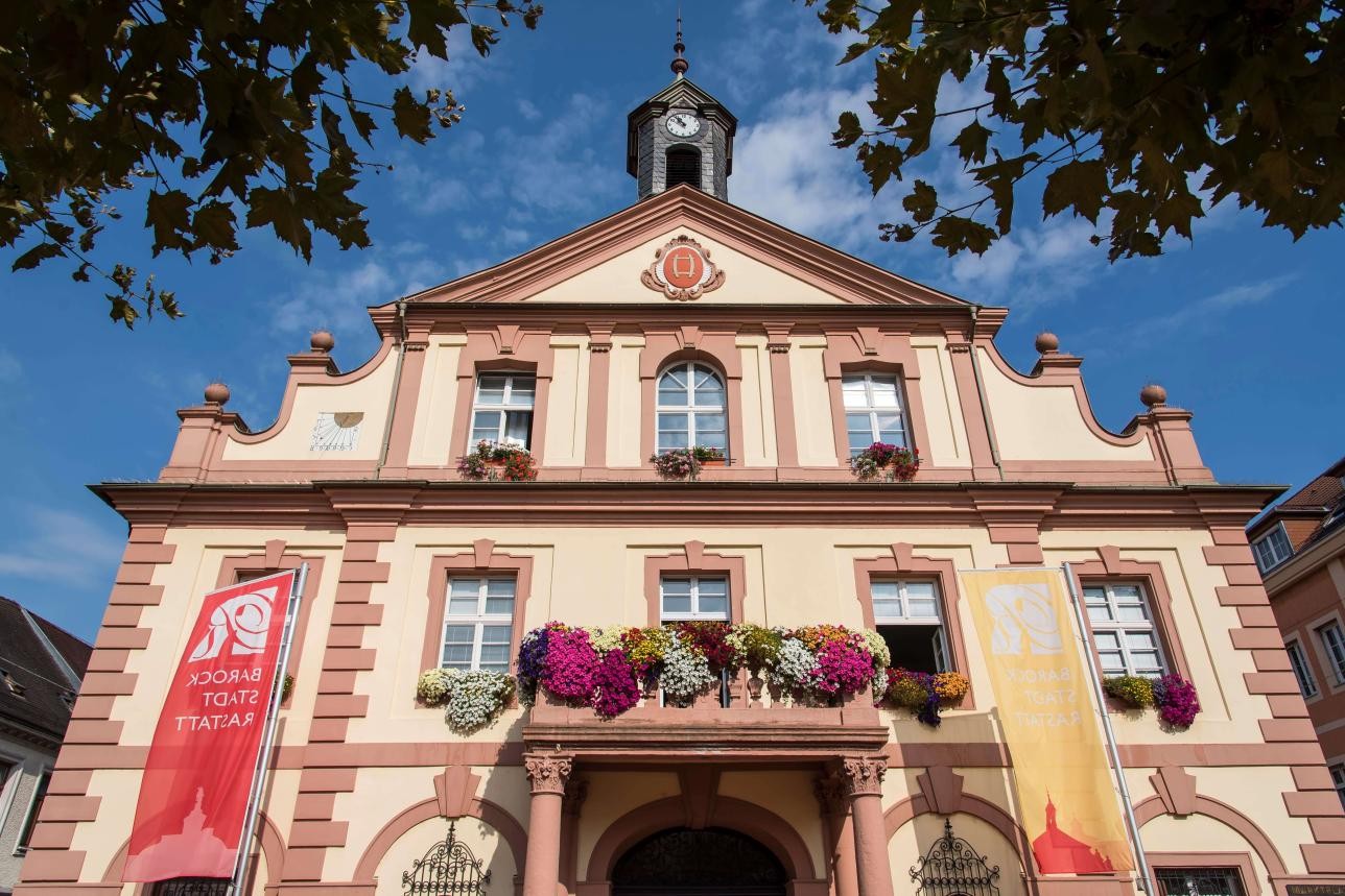 Außenaufnahme vom Historisches Rathaus am Marktplatz in Rastatt