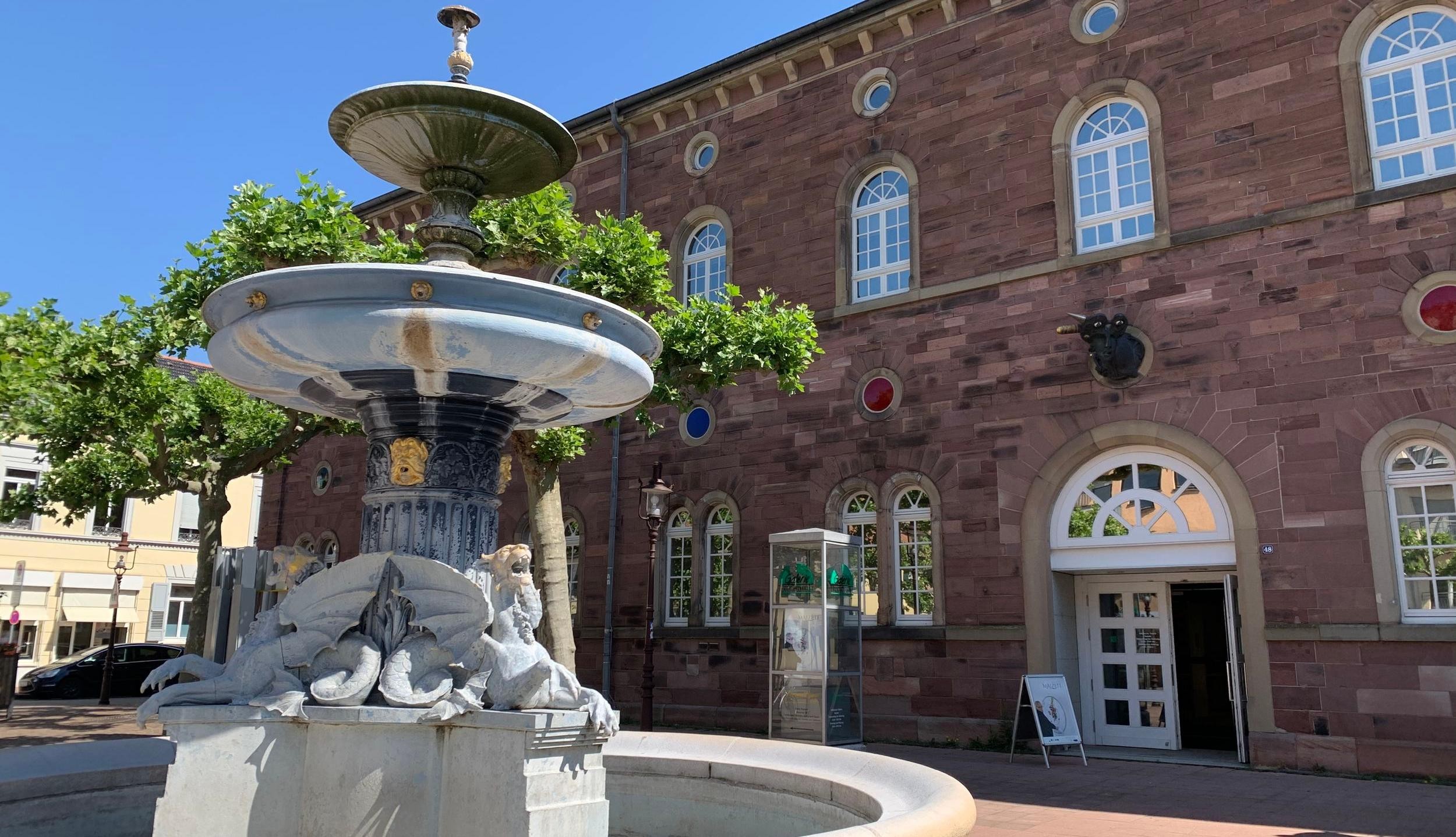 Entrance to the Fruchthalle gallery in Rastatt, exterior view with Pfeifferbrunnen fountain.