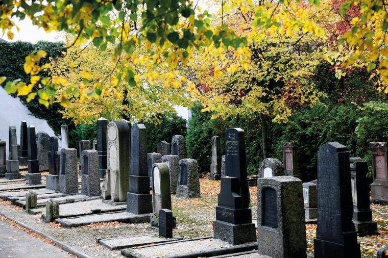 Grabsteine auf dem jüdischen Friedhof