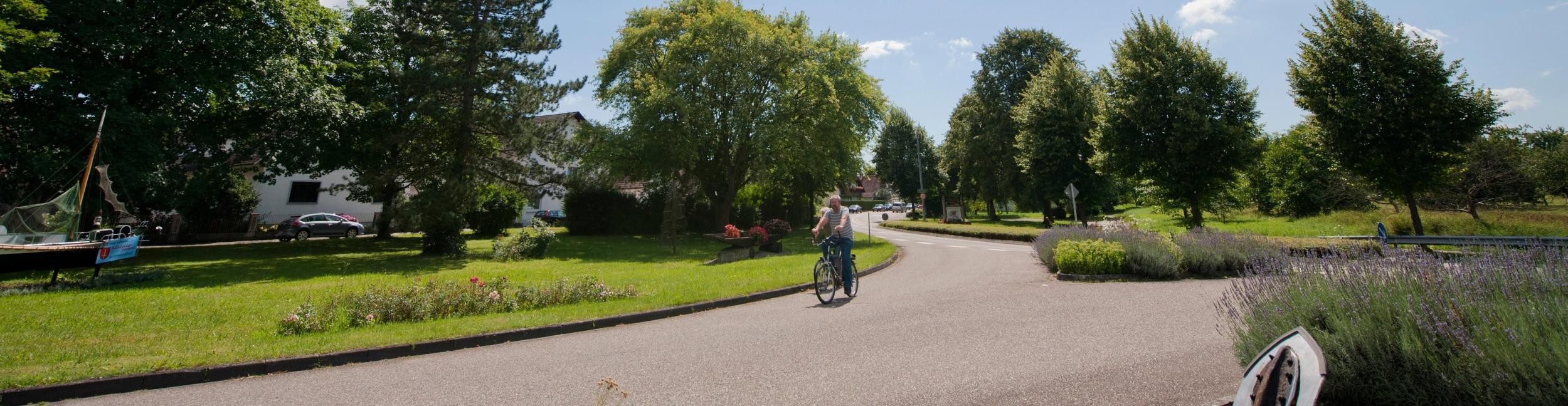 Radfahrer auf der Straße beim Ortseingang in Wintersdorf