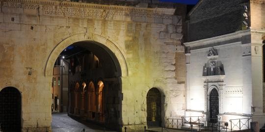 Der Augustbogen in Fano ist ein dreitoriger Ehrenbogen, der zu Ehren von Kaiser Augustus errichtet wurde.