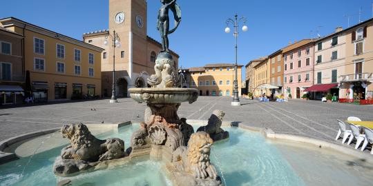 Der Platz XX September mit dem Glücksbrunnen ist mittelalterlichen Ursprungs und Ort der Begegnung in Fano.