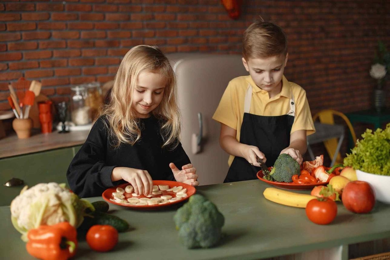 Kinder beim Kochen