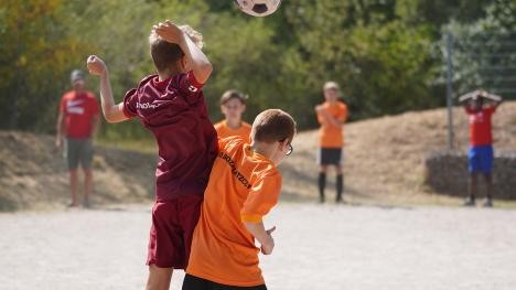 Kinder die Fußball spielen beim Bolzplatzcup der Stadt Rastatt