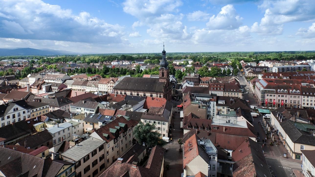 Luftaufnahme der Innenstadt mit Kirchturm St. Alexander