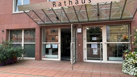 Eingang Bürgerbüro in der Herrenstraße 15 in Rastatt.