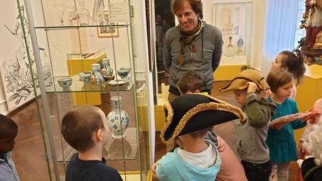 Le pédagogue de musée Eric Schütt entouré d'enfants curieux au musée municipal de Rastatt.