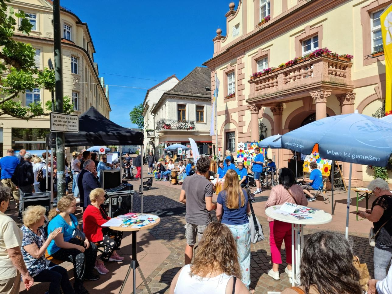 Aktionstag Inklusion in Rastatt. Foto: Stadt Rastatt/Isabelle Joyon Viele Menschen auf einem Marktplatz