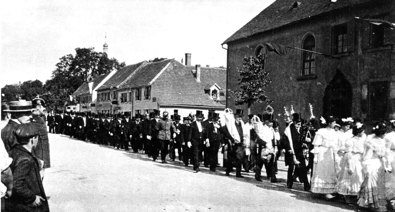 Crowd, dedication of synagogue with view of old synagogue