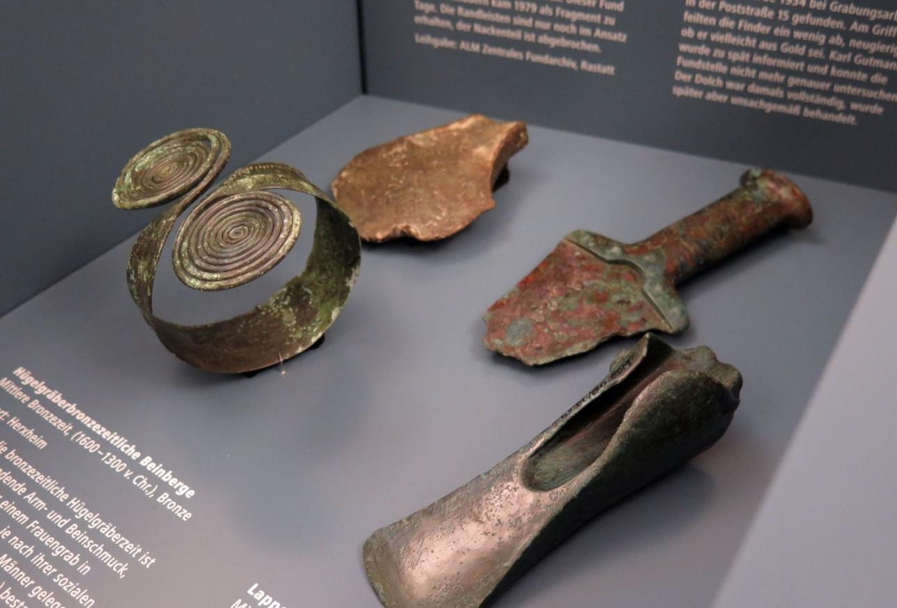 Objets exposés dans une vitrine : ossuaires et autres artefacts de l'âge du bronze.